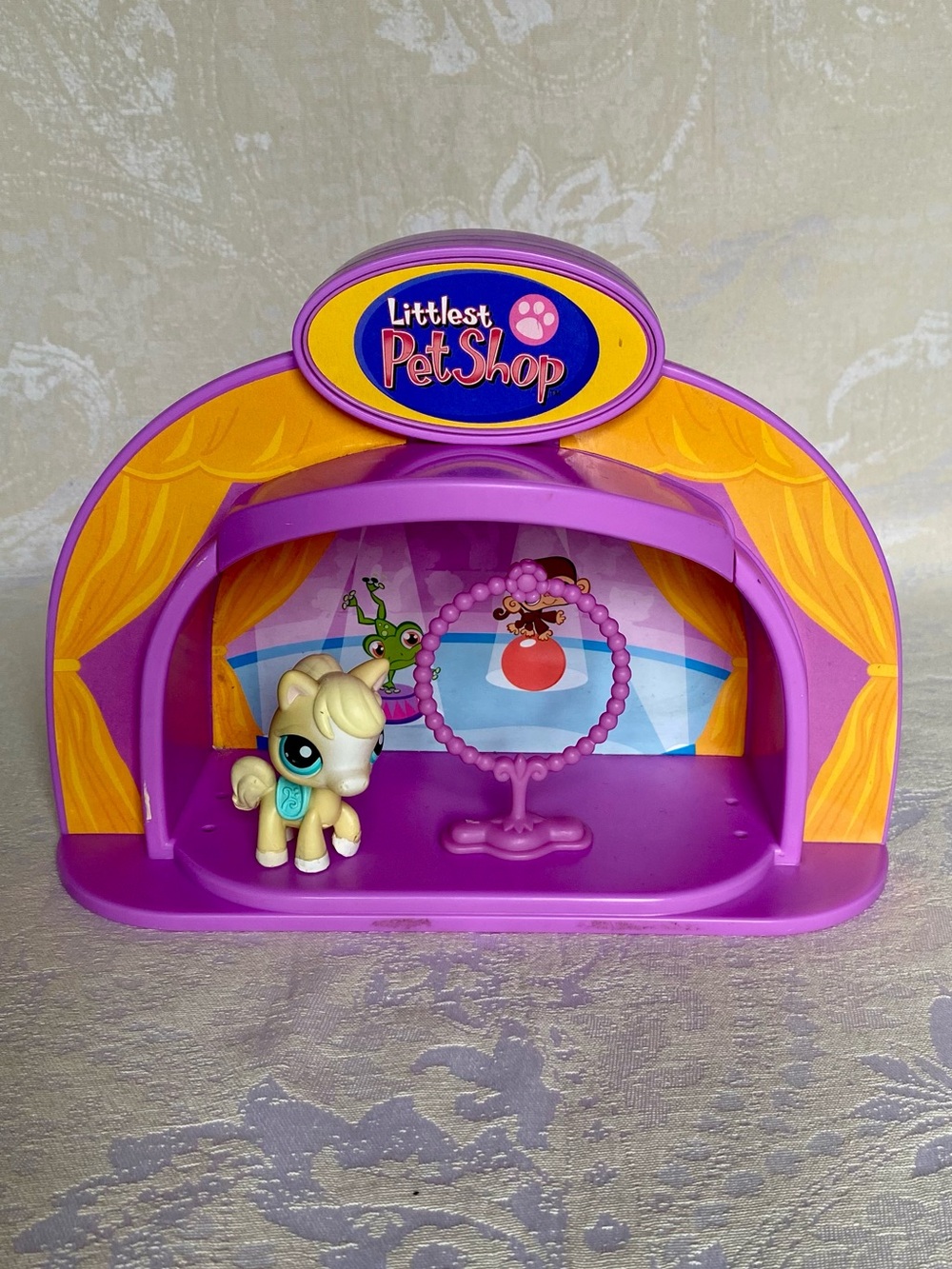 The Littlest Pet Shop (LPS) Light-Up Dome Talent Show